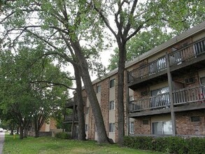 Winton House in Richfield, MN - Foto de edificio - Building Photo