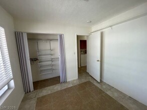 7055 Sylvan Oak Dr in Las Vegas, NV - Building Photo - Building Photo