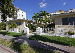 325 Majorca Ave in Coral Gables, FL - Foto de edificio - Building Photo