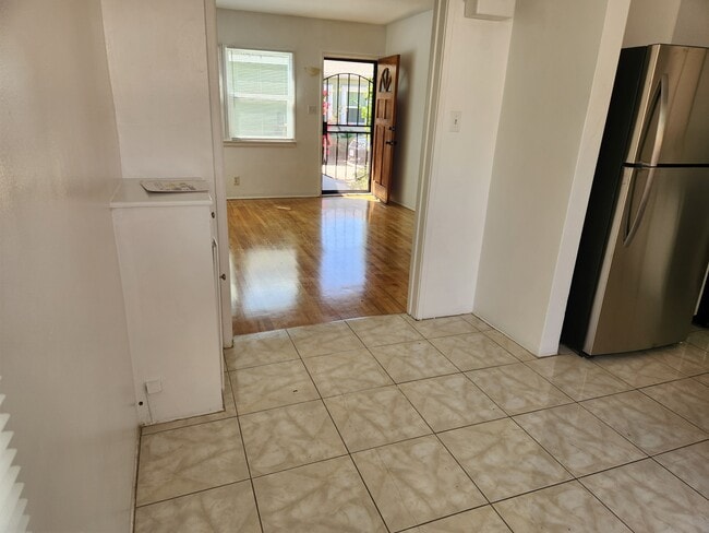 11740 Missouri Ave, Unit 11734 in Los Angeles, CA - Building Photo - Building Photo