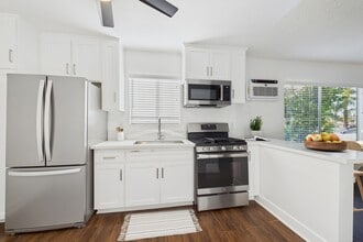 Terraces at Tarzana in Tarzana, CA - Foto de edificio - Building Photo