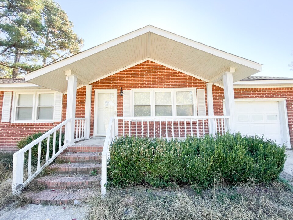 306 Lloydwood Dr in West Columbia, SC - Building Photo