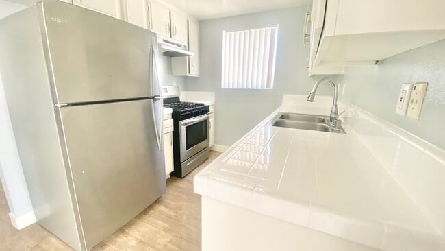 664 W 12th St in Los Angeles, CA - Building Photo - Building Photo