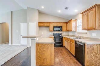 1116 Boxwood Dr in Crowley, TX - Foto de edificio - Building Photo
