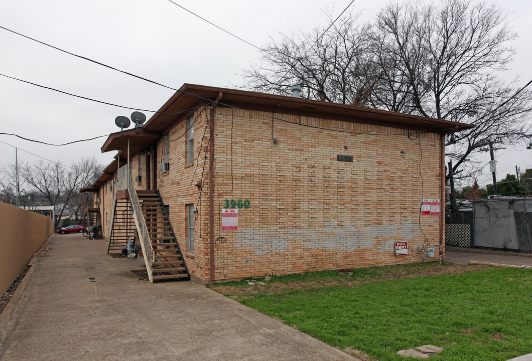 3960 W Davis St in Dallas, TX - Building Photo