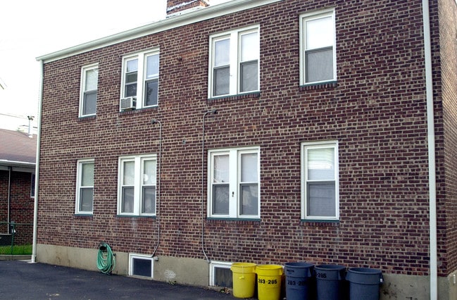283-285 Maple St in Kearny, NJ - Foto de edificio - Building Photo