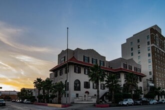 Jackson Square in Galveston, TX - Foto de edificio - Building Photo
