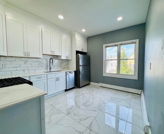 95 W 54th St in Bayonne, NJ - Building Photo - Building Photo