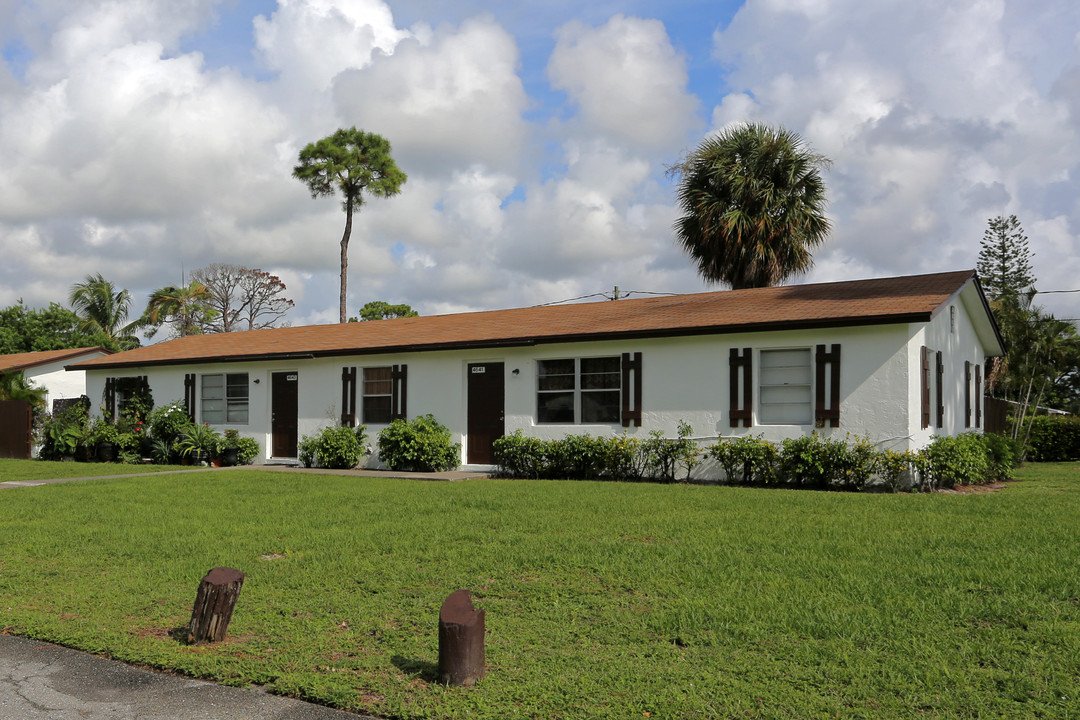 4641-4711 Gulfstream Rd in Lake Worth, FL - Building Photo