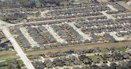 Twin Hills in Arlington, TX - Building Photo - Building Photo