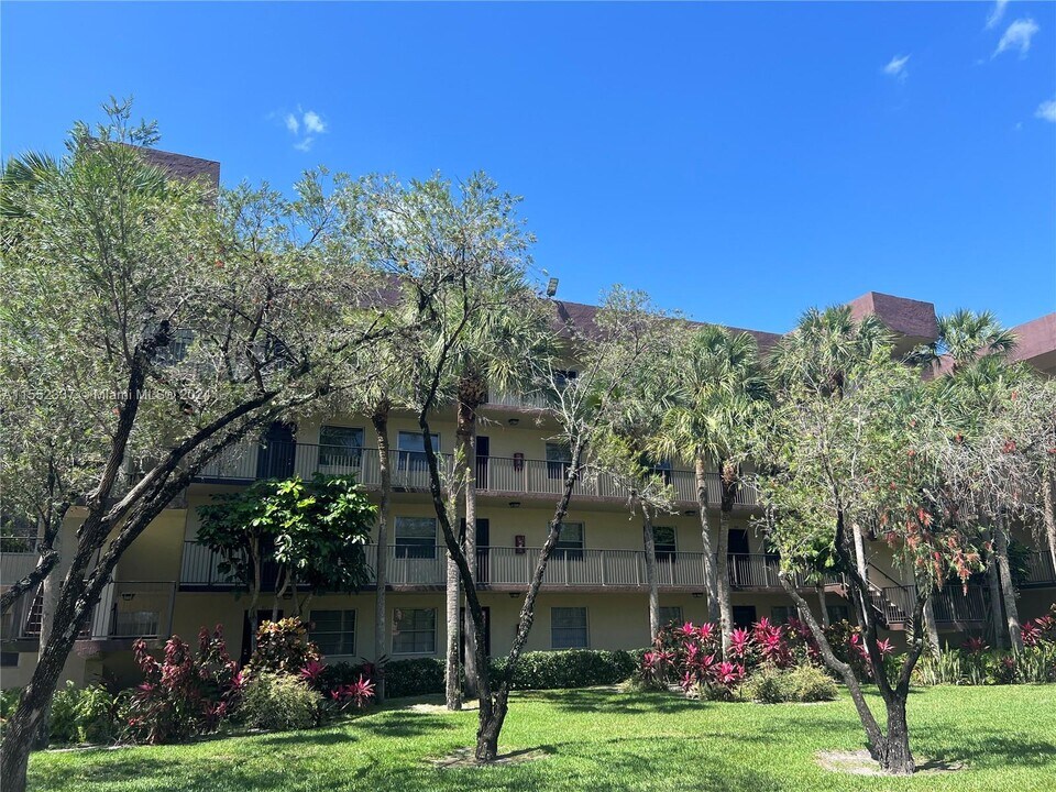 3301 NW 47th Ter, Unit 203 in Lauderdale Lakes, FL - Foto de edificio