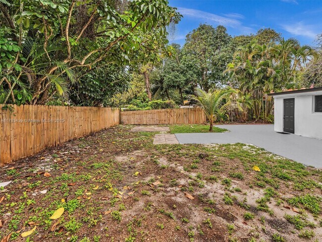 470 NE 165th St in Miami, FL - Building Photo - Building Photo
