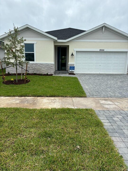 8666 Dahlia Cir in Port St. Lucie, FL - Building Photo