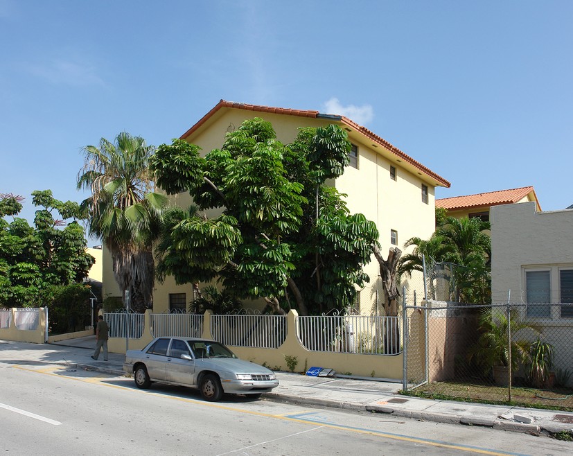 Young House Apartments in Hollywood, FL - Building Photo