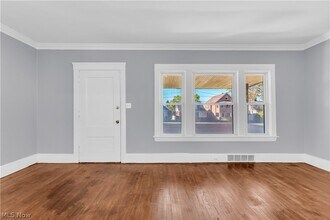 8113 Garfield Blvd in Garfield Heights, OH - Foto de edificio - Building Photo