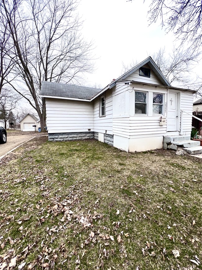 2337 Rheamount Ave in Lansing, MI - Building Photo - Building Photo