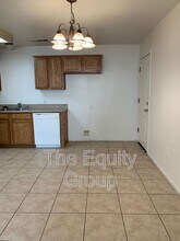 114 W Cameron St in Hanford, CA - Building Photo - Building Photo