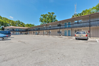 Whispering Winds Apartments in Daytona Beach, FL - Building Photo - Building Photo