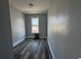 105 Wegman Pky, Unit 1 in Jersey City, NJ - Building Photo - Building Photo