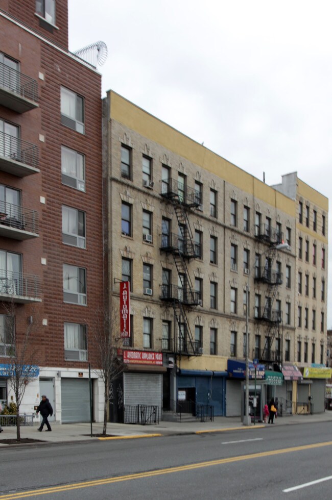 2372 Amsterdam Ave in New York, NY - Building Photo - Building Photo