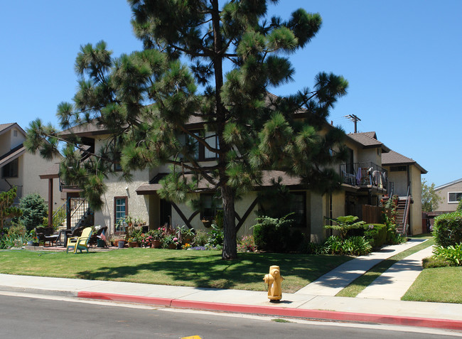 16671 Island Cir in Huntington Beach, CA - Foto de edificio - Building Photo