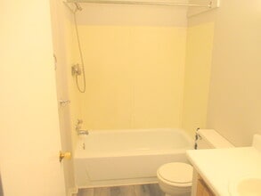 411 Merchant St, Unit 2nd Fl. F in Ambridge, PA - Foto de edificio - Building Photo