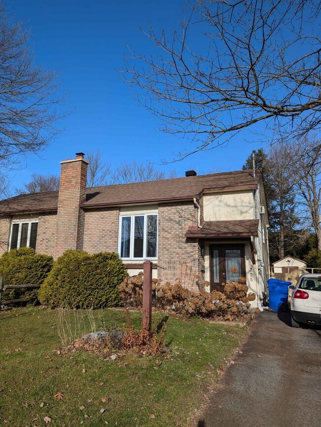 property at 225 Pierre-Laporte Rue