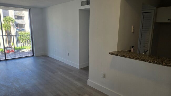 8145 NW 7th St in Miami, FL - Foto de edificio - Building Photo