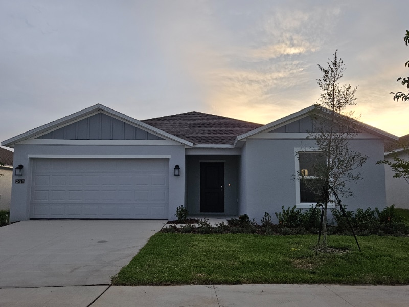 2414 McKinley Dr in Lake Wales, FL - Building Photo