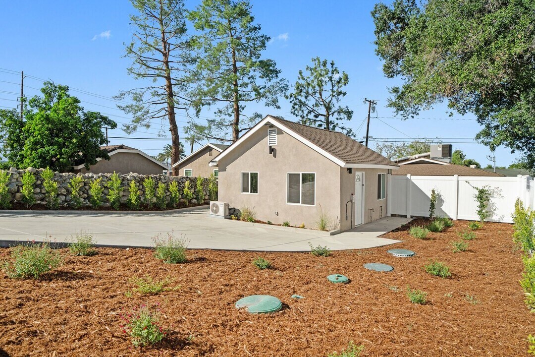 1318 Malachite Ave in Mentone, CA - Building Photo