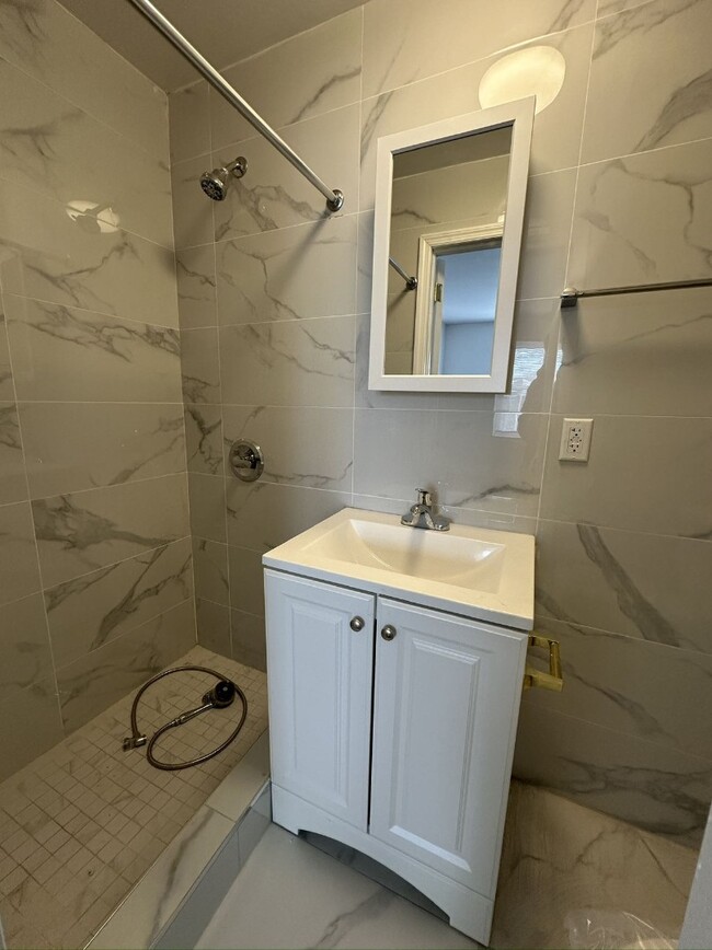 247 68th St, Unit 2 in Brooklyn, NY - Foto de edificio - Building Photo