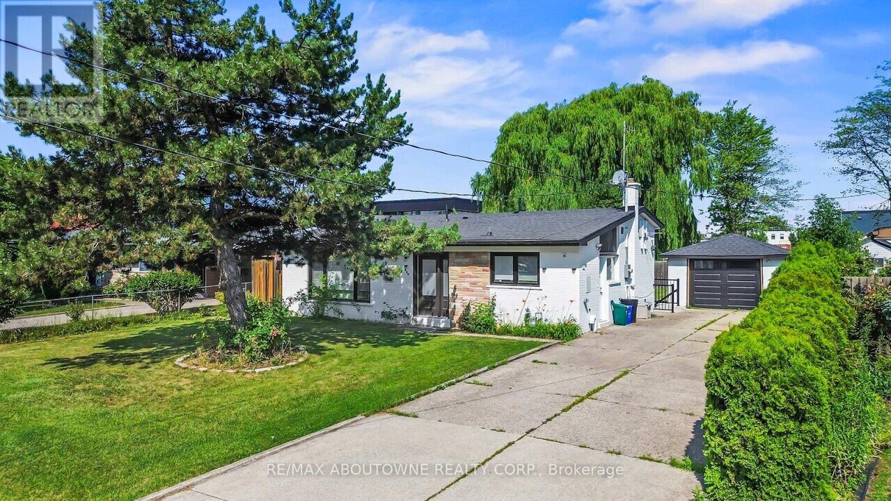 523 Pinegrove Rd in Oakville, ON - Building Photo