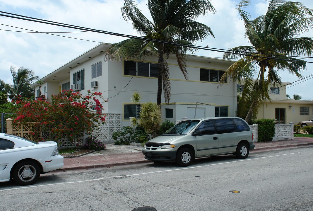 7805 Crespi Blvd in Miami Beach, FL - Foto de edificio