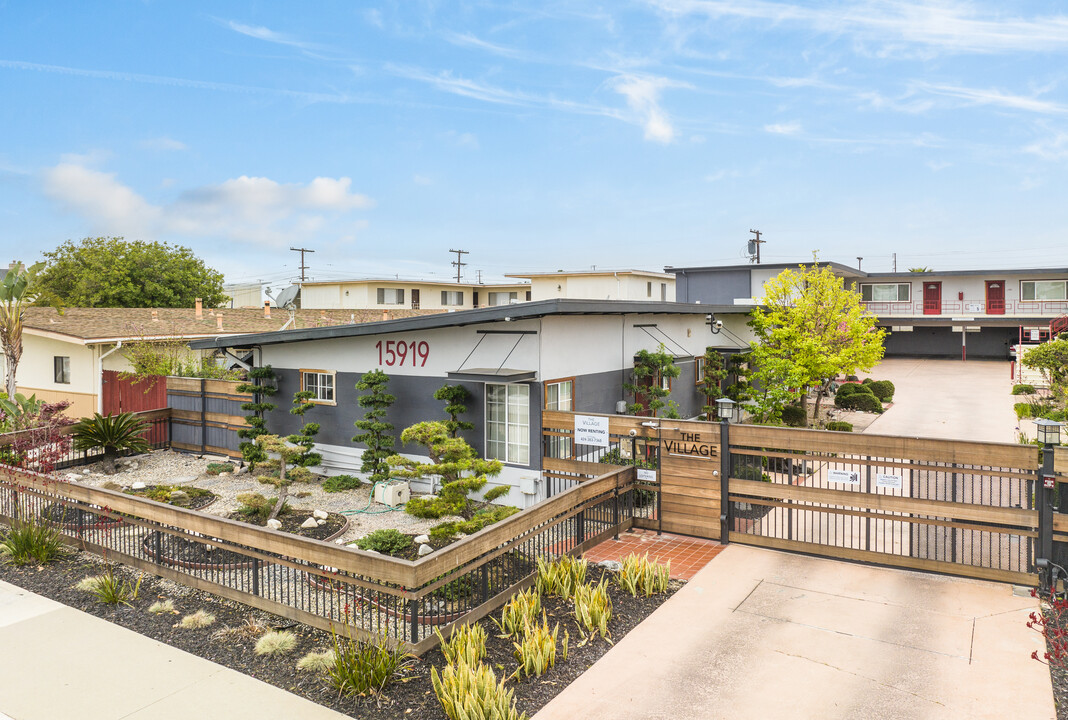 The Village Apartments in Gardena, CA - Foto de edificio