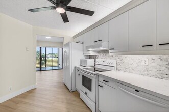 5900 Camino Del Sol in Boca Raton, FL - Building Photo - Building Photo
