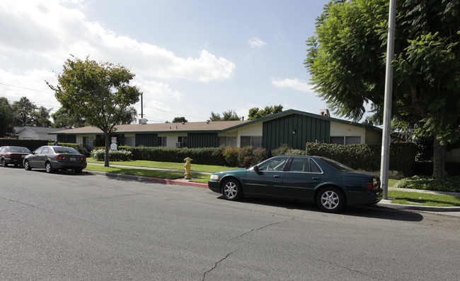 137 S Topanga Dr in Anaheim, CA - Foto de edificio - Building Photo