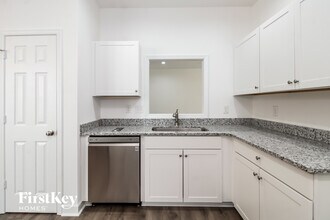 1818 Yarborough Dr in Greensboro, NC - Foto de edificio - Building Photo