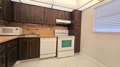 8421 Lagos De Campo Blvd in Tamarac, FL - Building Photo - Building Photo