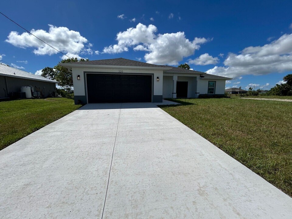 220 NE 31st Terrace in Cape Coral, FL - Building Photo