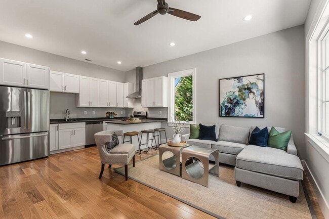 98 Johnson Ferry Rd NW in Sandy Springs, GA - Foto de edificio - Building Photo