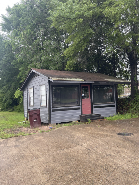 213 E Harrison St in Gilmer, TX - Building Photo