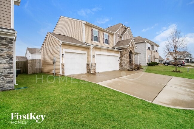 5767 Blue Sky Dr in Whitestown, IN - Foto de edificio - Building Photo