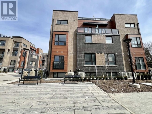 24 Lytham Grn Cir in Newmarket, ON - Building Photo - Building Photo