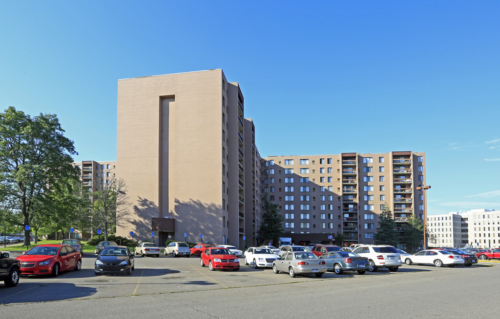 Lincoln Towers Apartments | Oak Park, MI Apartments