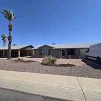 10521 W Loma Ln in Peoria, AZ - Building Photo