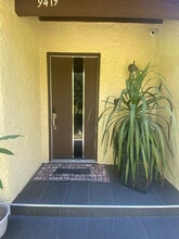 9419 Via Patricia in Burbank, CA - Foto de edificio - Building Photo