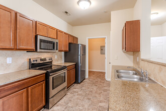 Birchfield at Millstone Towne Center in Fayetteville, NC - Foto de edificio - Interior Photo