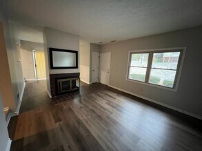 9572 Maple Way, Unit 7 in Indianapolis, IN - Building Photo - Building Photo