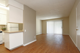 Oakpoint Apartments in Carmichael, CA - Building Photo - Interior Photo