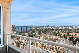 3890 Nobel Dr in San Diego, CA - Building Photo - Building Photo